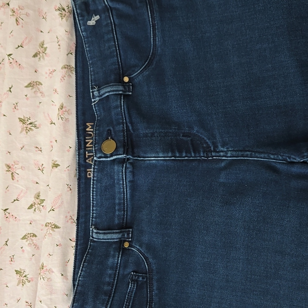 Chico's Jeans in Chico's Size 1 - Picture 2 of 8